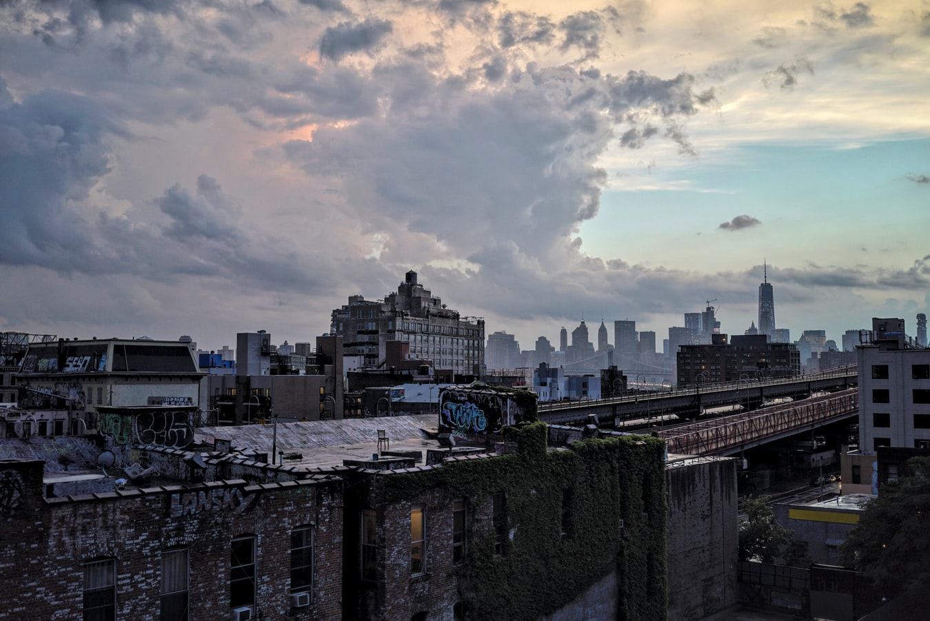 Среди серых облаков и многоэтажек. Нью-Йорк Бруклин крыши. Бирмингем гетто. Мрачный город Нью-Йорк. Пасмурный город.
